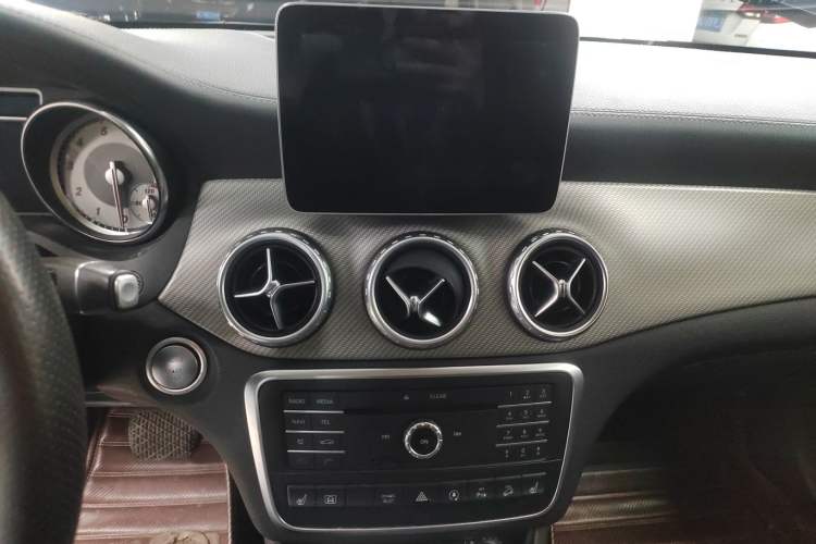 Used Mercedes-Benz GLA 2016 GLA 220 4MATIC Fashion Edition Audio And AC Panel
