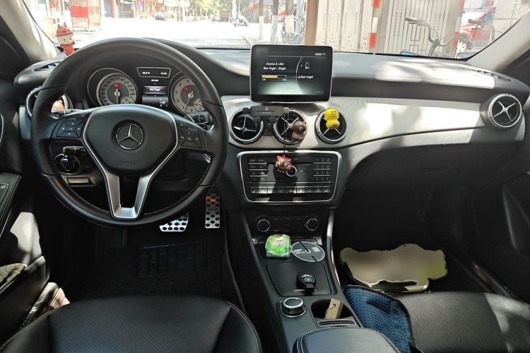 Used Mercedes-Benz GLA 2016 GLA 220 4MATIC Fashion Edition Center Console