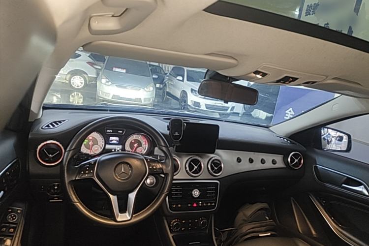 Used Mercedes-Benz GLA 2016 GLA 220 4MATIC Fashion Edition Center Console