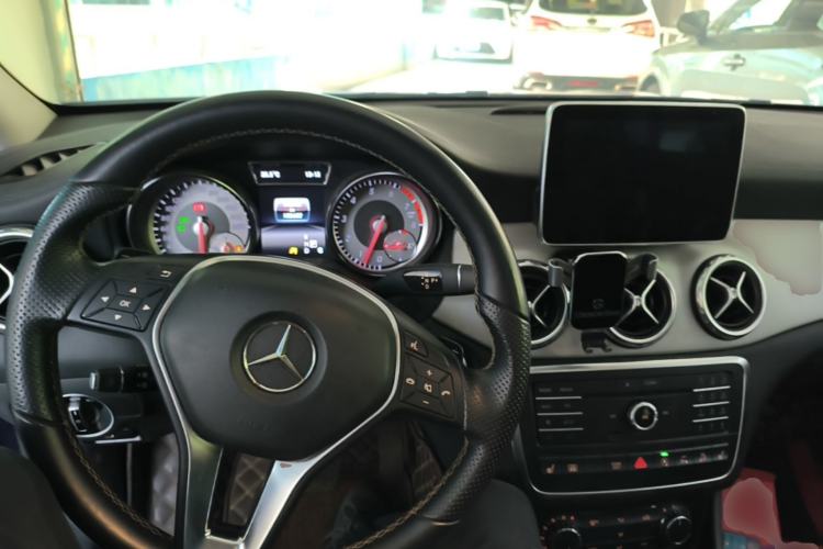 Used Mercedes-Benz GLA 2016 GLA 220 4MATIC Fashion Edition Center Console