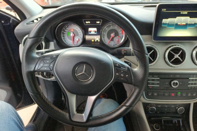 Used Mercedes-Benz GLA 2016 GLA 220 4MATIC Fashion Edition Center Console