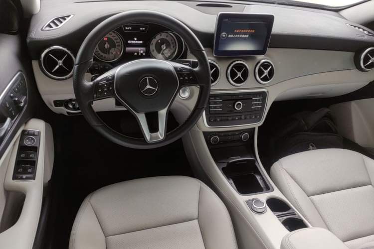 Used Mercedes-Benz GLA 2016 GLA 220 4MATIC Fashion Edition Center Console