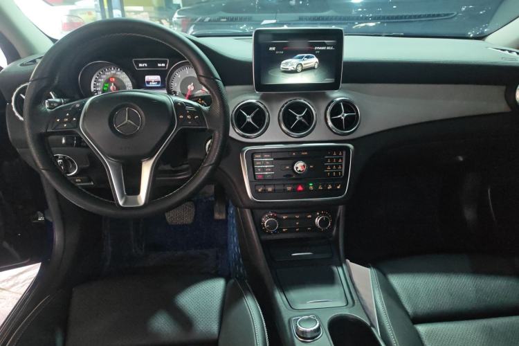 Used Mercedes-Benz GLA 2016 GLA 220 4MATIC Fashion Edition Center Console