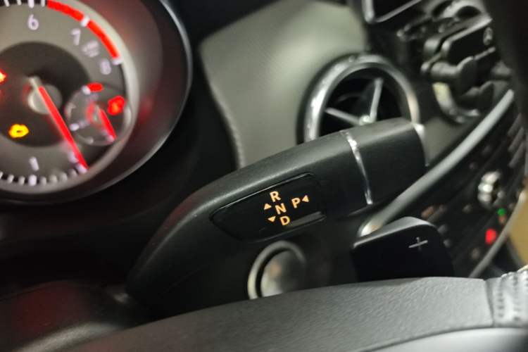 Used Mercedes-Benz GLA 2016 GLA 220 4MATIC Fashion Edition Gear Lever