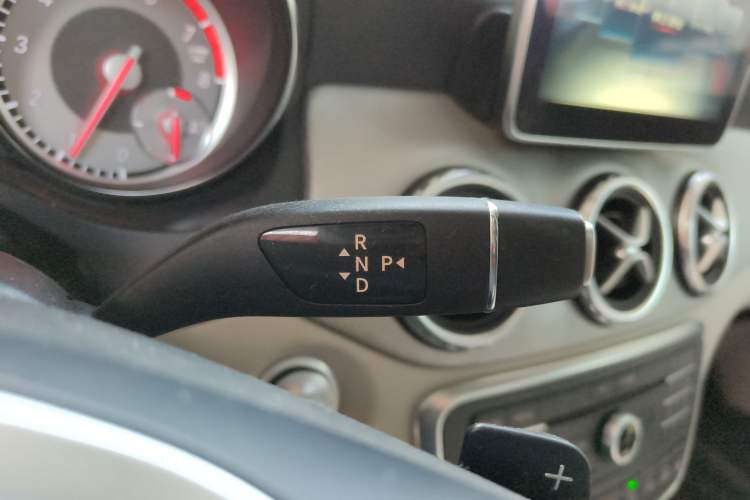 Used Mercedes-Benz GLA 2016 GLA 220 4MATIC Fashion Edition Gear Lever