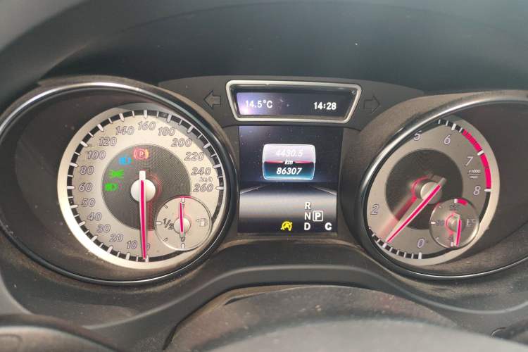 Used Mercedes-Benz GLA 2016 GLA 200 Fashion Model Odometer Close Up