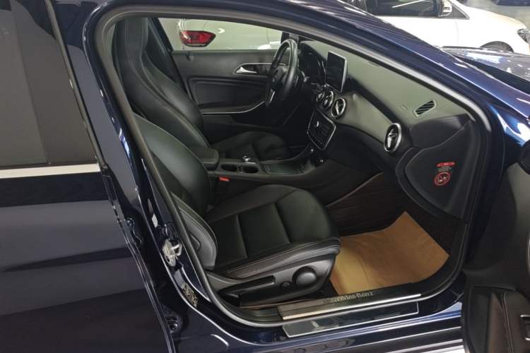 Used Mercedes-Benz GLA 2016 GLA 220 4MATIC Fashion Edition Right Front Seat