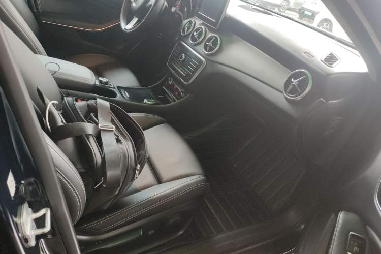 Used Mercedes-Benz GLA 2016 GLA 200 Sport Edition Right Front Seat