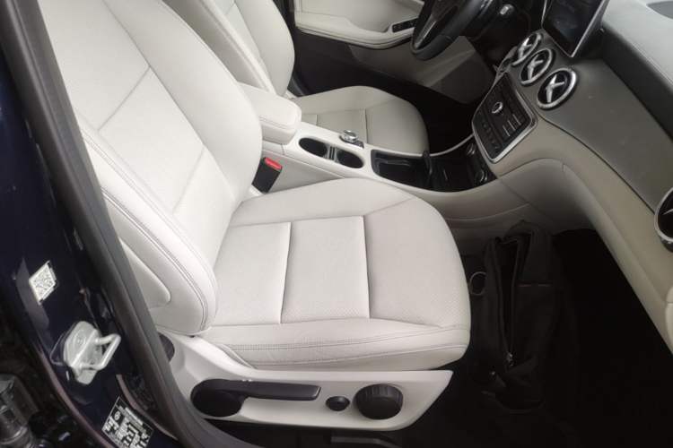 Used Mercedes-Benz GLA 2016 GLA 220 4MATIC Fashion Edition Right Front Seat
