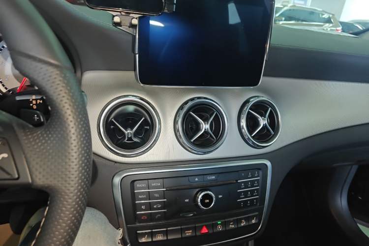Used Mercedes-Benz GLA 2016 GLA 220 4MATIC Fashion Edition Audio And AC Panel