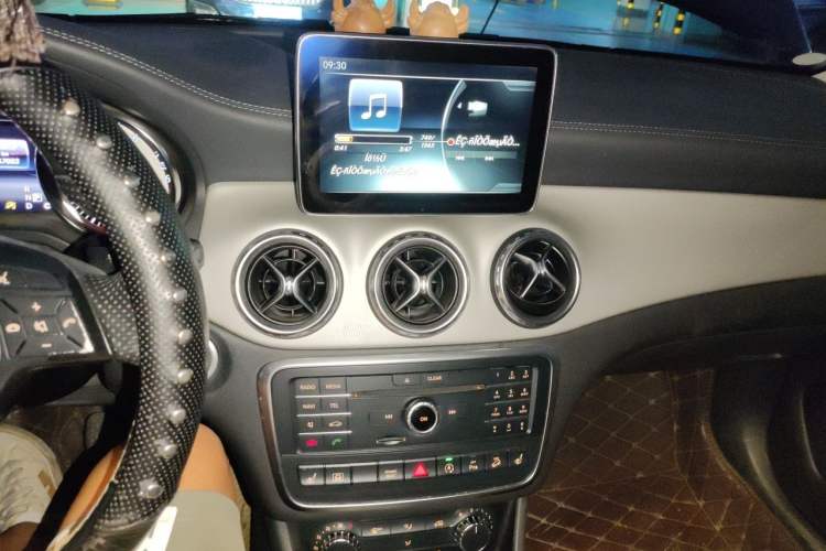 Used Mercedes-Benz GLA 2016 GLA 220 4MATIC Fashion Edition Audio And AC Panel