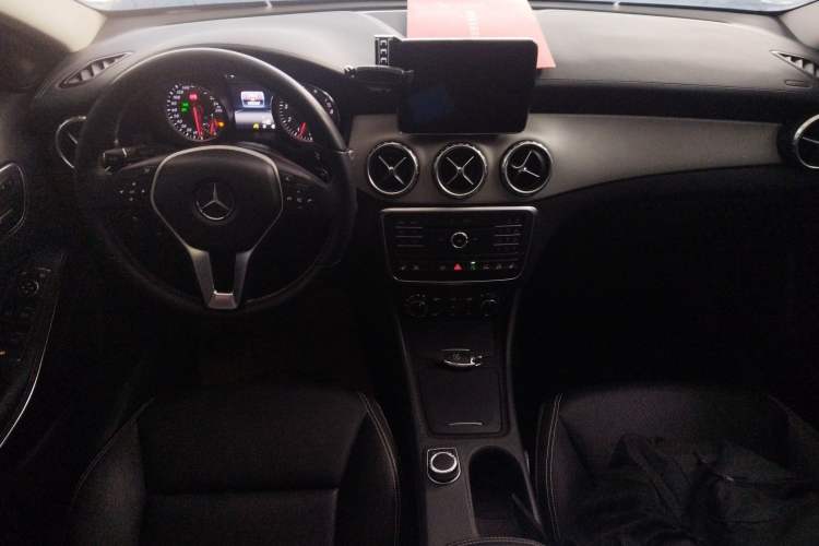 Used Mercedes-Benz GLA 2016 GLA 220 4MATIC Fashion Edition Center Console