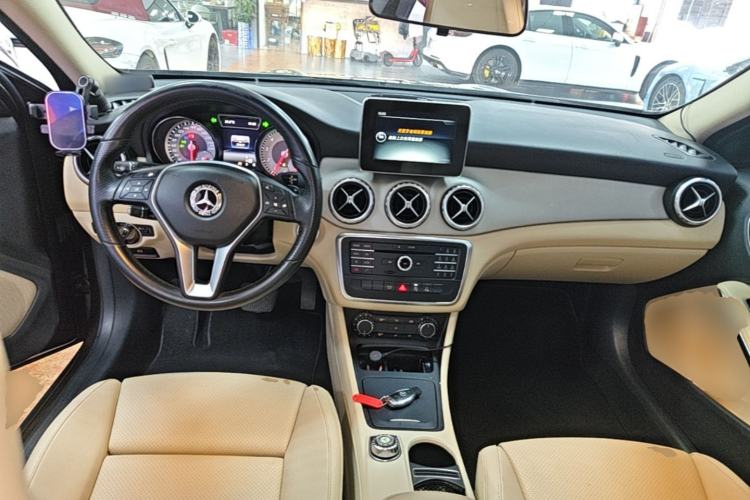 Used Mercedes-Benz GLA 2016 GLA 200 Sport Edition Center Console