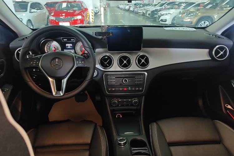 Used Mercedes-Benz GLA 2016 GLA 220 4MATIC Fashion Edition Center Console