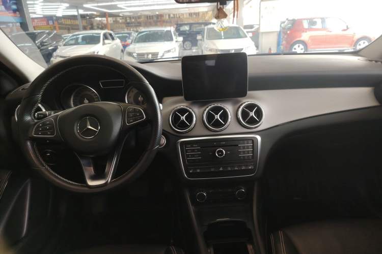 Used Mercedes-Benz GLA 2016 GLA 220 4MATIC Fashion Edition Center Console