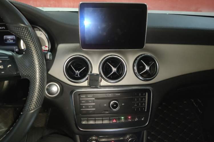 Used Mercedes-Benz GLA 2016 GLA 220 4MATIC Fashion Edition Audio And AC Panel