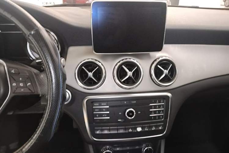 Used Mercedes-Benz GLA 2016 GLA 220 4MATIC Fashion Edition Audio And AC Panel