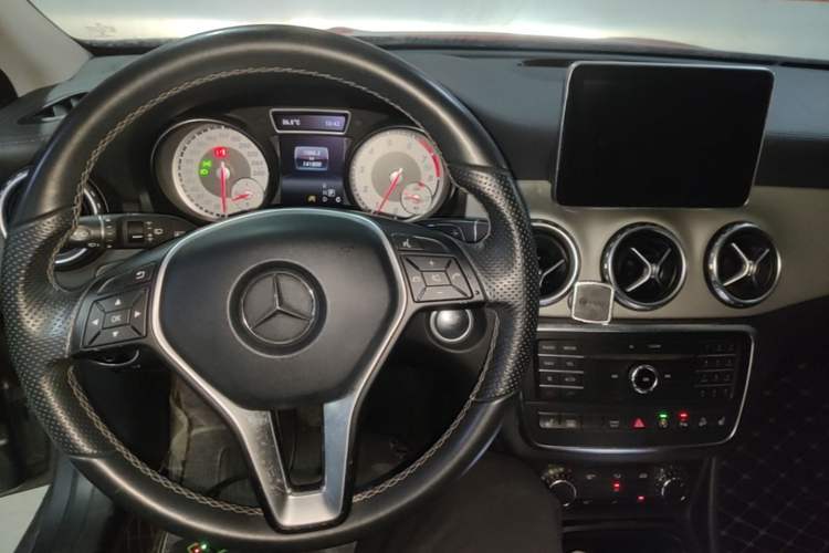 Used Mercedes-Benz GLA 2016 GLA 220 4MATIC Fashion Edition Center Console