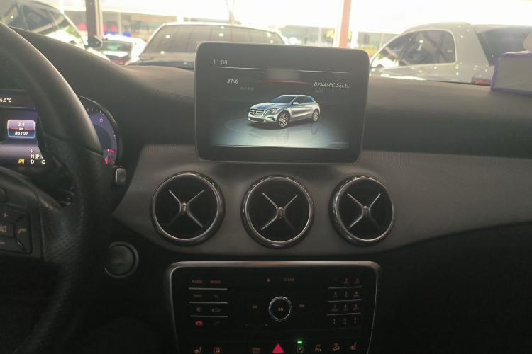 Used Mercedes-Benz GLA 2016 GLA 220 4MATIC Luxury Model Center Console