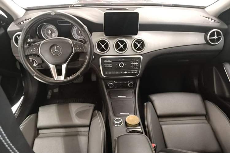 Used Mercedes-Benz GLA 2016 GLA 220 4MATIC Fashion Edition Center Console