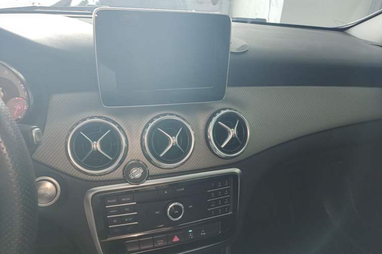 Used Mercedes-Benz GLA 2016 GLA 200 Sport Edition Center Console