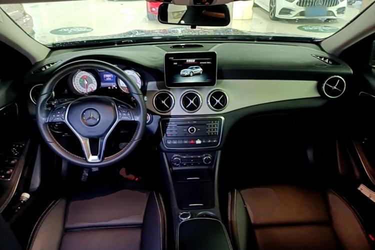 Used Mercedes-Benz GLA 2016 GLA 220 4MATIC Fashion Edition Center Console