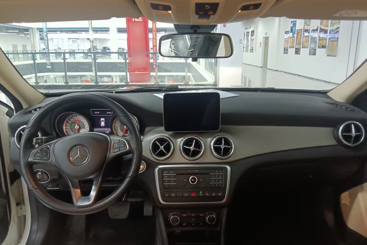 Used Mercedes-Benz GLA 2016 GLA 220 4MATIC Fashion Edition Center Console