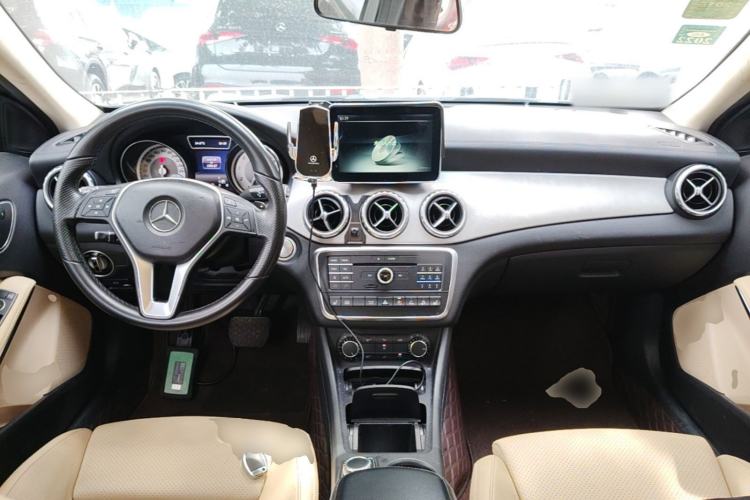 Used Mercedes-Benz GLA 2016 GLA 220 4MATIC Fashion Edition Center Console