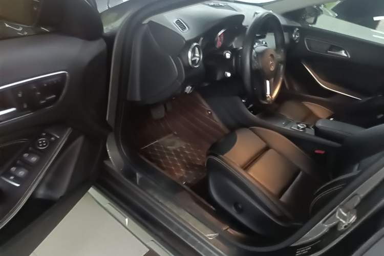 Used Mercedes-Benz GLA 2016 GLA 200 Sport Edition Driver Seat