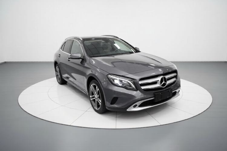 Used Mercedes-Benz GLA 2016 GLA 220 4MATIC Luxury Model Front Right 45 Deg