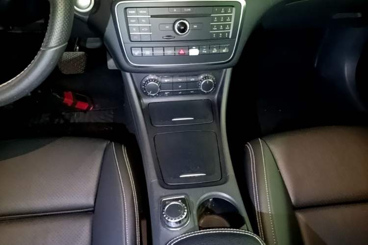Used Mercedes-Benz GLA 2016 GLA 220 4MATIC Fashion Edition Gear Lever