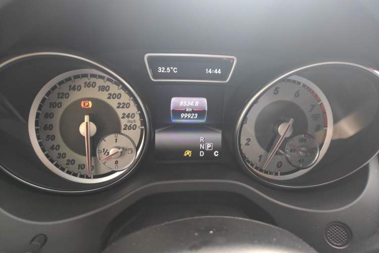 Used Mercedes-Benz GLA 2016 GLA 260 4MATIC Sport Edition Odometer Close Up
