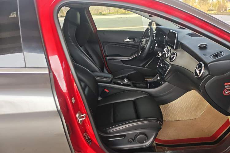 Used Mercedes-Benz GLA 2016 GLA 200 Sport Edition Right Front Seat