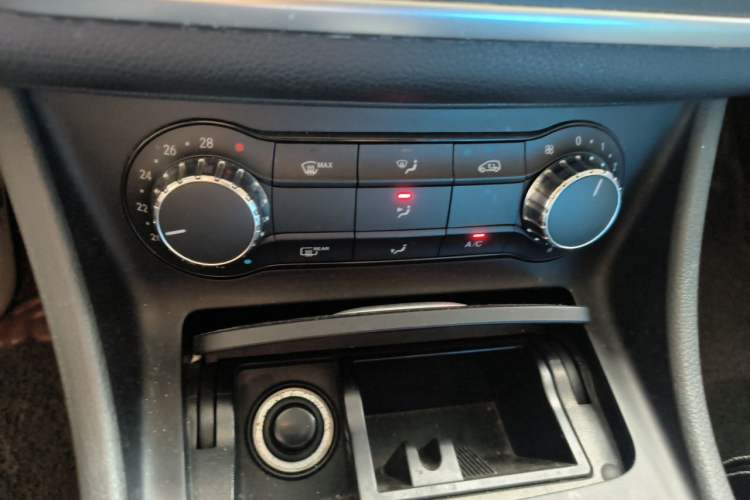 Used Mercedes-Benz GLA 2016 GLA 220 4MATIC Fashion Edition Audio And AC Panel