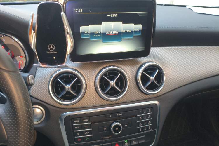 Used Mercedes-Benz GLA 2016 GLA 200 Blue Edition Audio And AC Panel