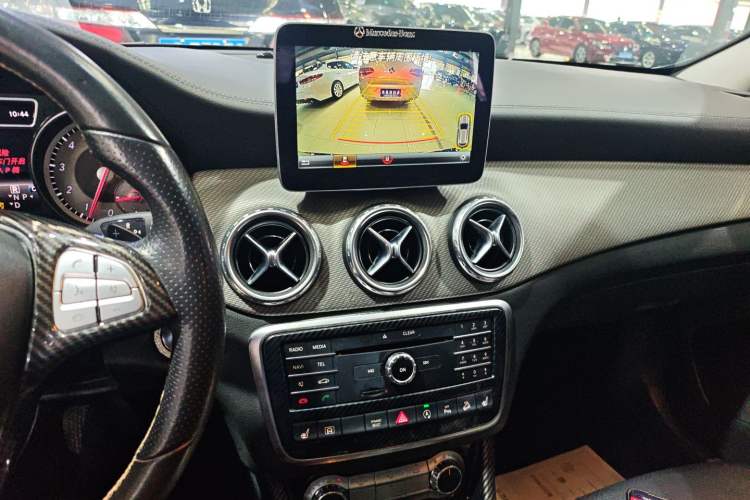 Used Mercedes-Benz GLA 2016 GLA 220 4MATIC Fashion Edition Audio And AC Panel