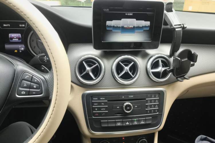 Used Mercedes-Benz GLA 2016 GLA 200 Sport Edition Audio And AC Panel