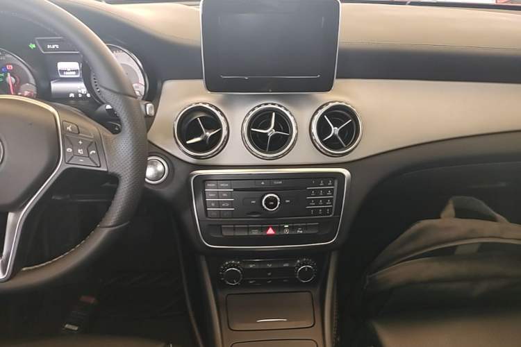 Used Mercedes-Benz GLA 2016 GLA 200 Fashion Model Audio And AC Panel
