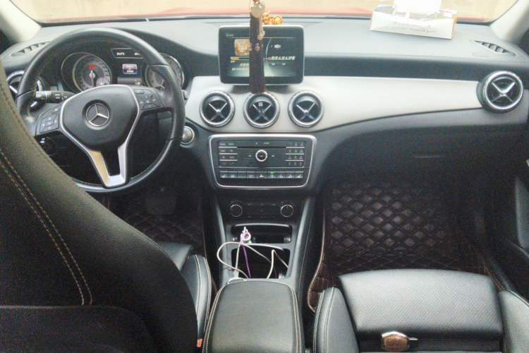 Used Mercedes-Benz GLA 2016 GLA 220 4MATIC Fashion Edition Center Console