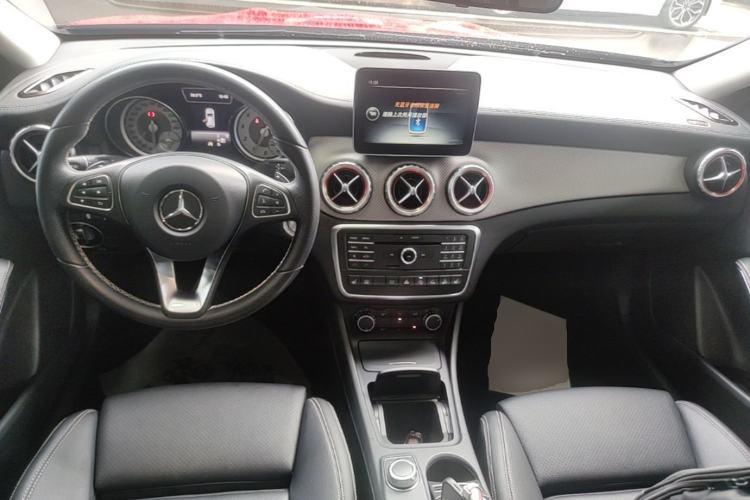 Used Mercedes-Benz GLA 2016 GLA 220 4MATIC Fashion Edition Center Console