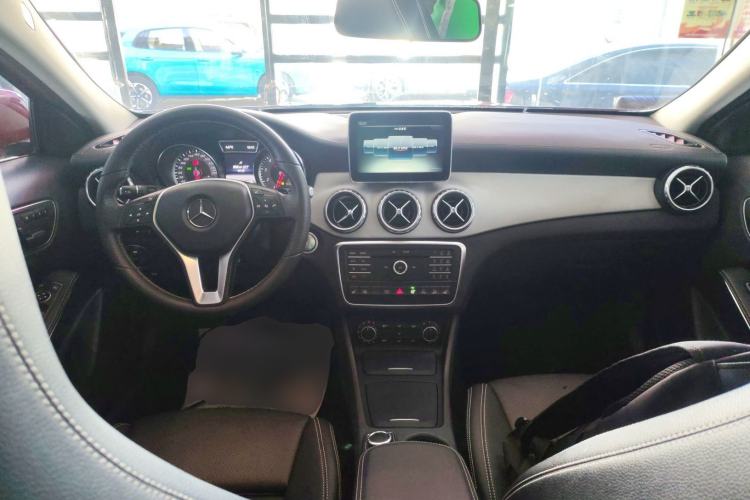 Used Mercedes-Benz GLA 2016 GLA 220 4MATIC Fashion Edition Center Console