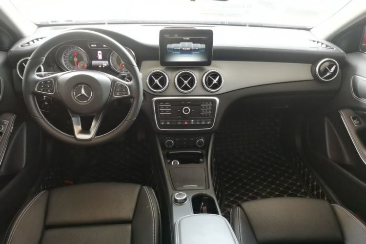 Used Mercedes-Benz GLA 2016 GLA 220 4MATIC Fashion Edition Center Console