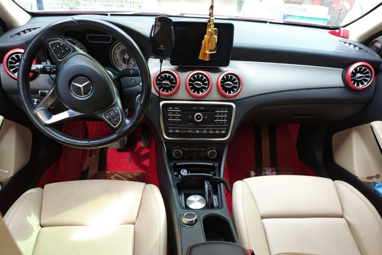 Used Mercedes-Benz GLA 2016 GLA 220 4MATIC Fashion Edition Center Console