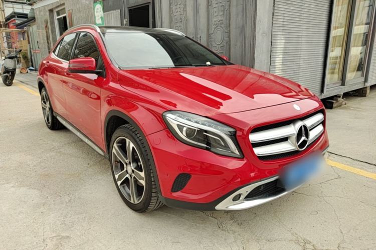 Used Mercedes-Benz GLA 2016 GLA 220 4MATIC Luxury Model Front Right 45 Deg
