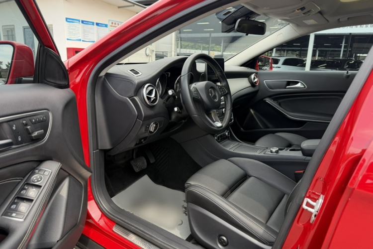 Used Mercedes-Benz GLA 2016 GLA 220 4MATIC Fashion Edition Interior 1