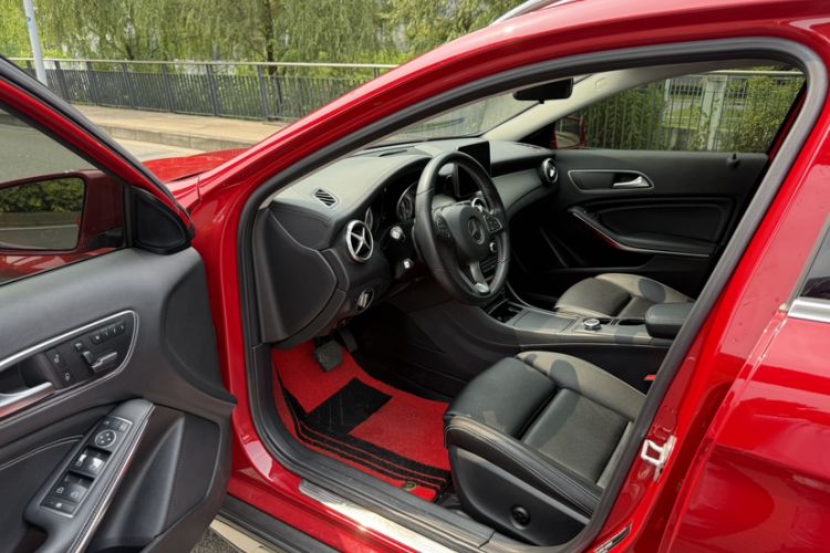 Used Mercedes-Benz GLA 2016 GLA 200 Fashion Model Left Front Seat