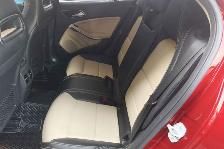 Used Mercedes-Benz GLA 2016 GLA 200 Fashion Model Left Rear Seat