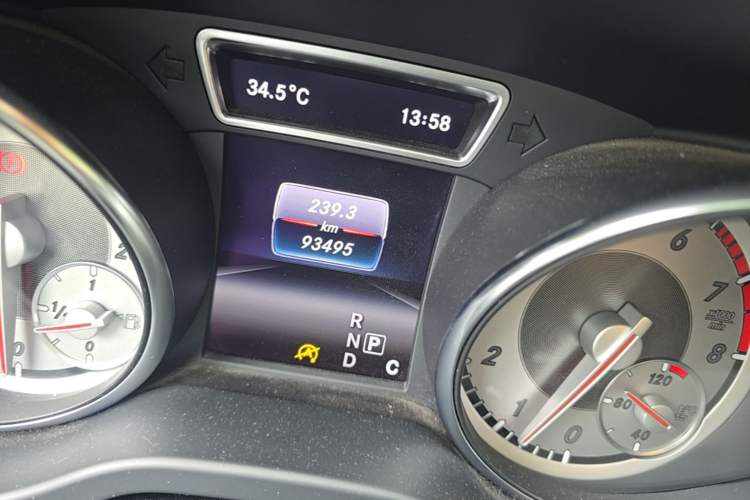 Used Mercedes-Benz GLA 2016 GLA 200 Fashion Model Odometer Close Up