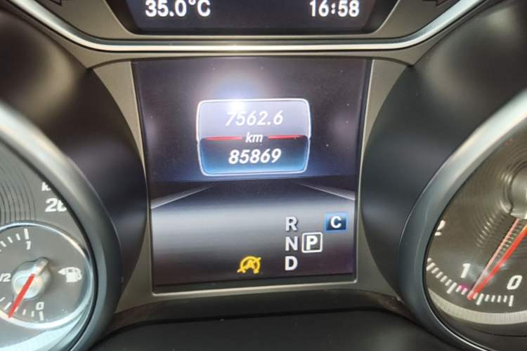 Used Mercedes-Benz GLA 2016 GLA 200 Fashion Model Odometer Close Up