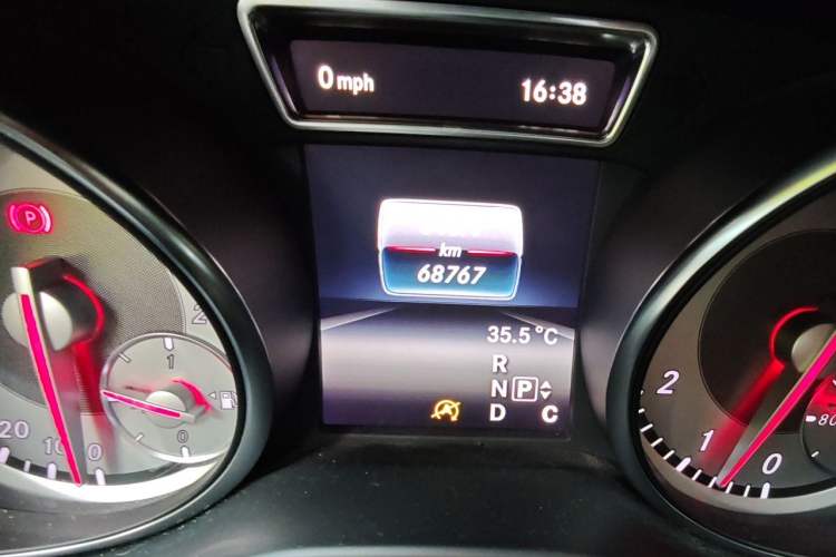 Used Mercedes-Benz GLA 2016 GLA 200 Fashion Model Odometer Close Up
